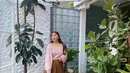 Plisket skirt cocok digunakan di situasi apapun. Padukan dengan cardigan dan top warna pastel yang selaras. (Instagram.com/lucedaleco).