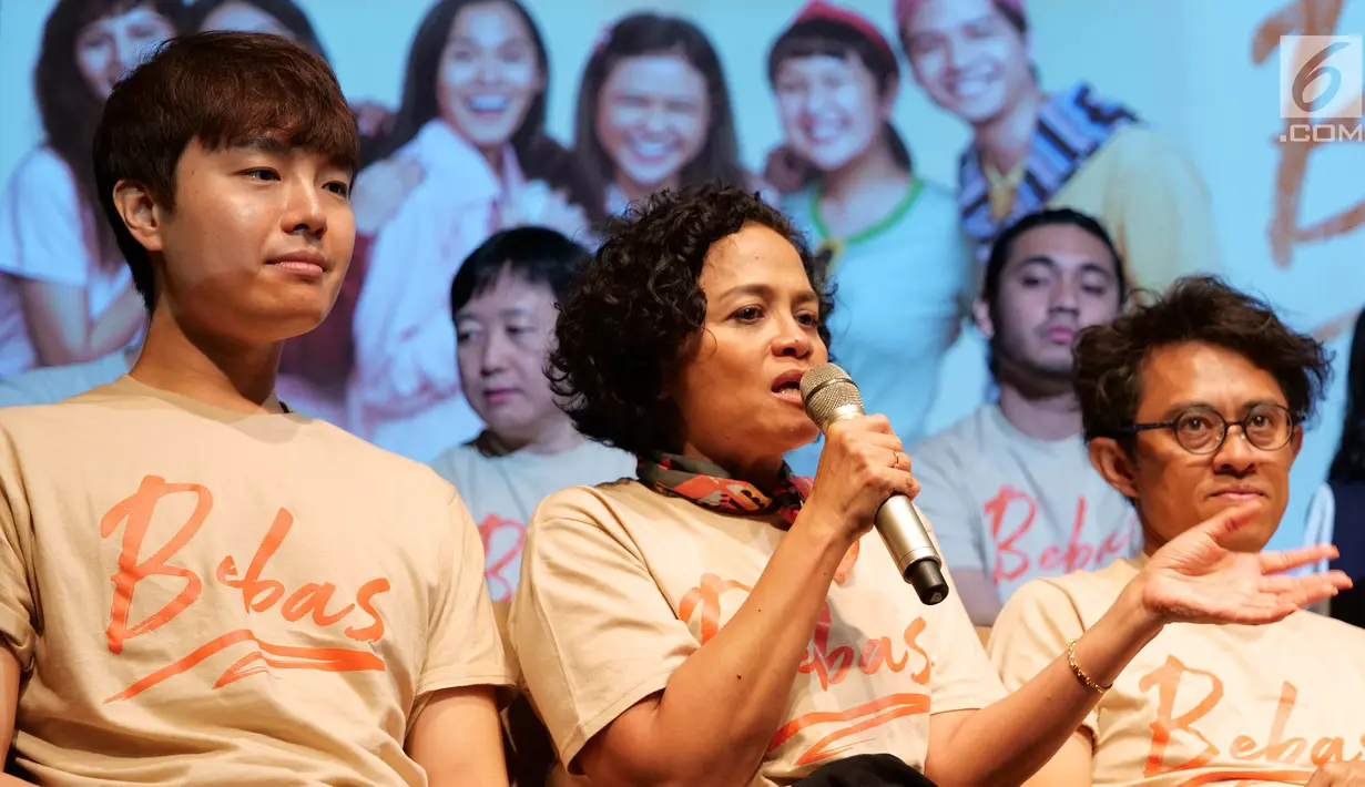 Produser Mira Lesmana saat jumpa pers film "bebas" di Jakarta, Rabu (18/09/2019). Film "bebas" akan tayang di bioskop pada 3 Oktober 2019, Film ini akan membawa penonton bernostalgia ke masa SMA dengan kisah cinta, pertemanan dan kenakalan-kenakalan remaja saat itu. (Liputan6.com/Herman Zakharia)