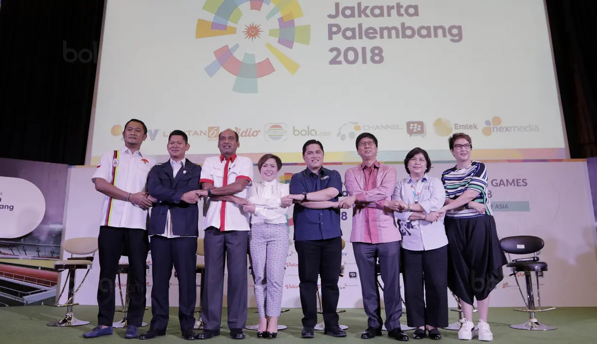 Foto bersama perwakilan Kemenpora, Emtek, INASGOC dan atlet saat jumpa pers di SCTV Tower, Jakarta, Kamis, (8/2/2018). Emtek Group akan menayangkan siaran Asian Games 2018. (Bola.com/M Iqbal Ichsan)