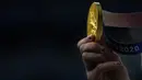 Katie Ledecky, dari Amerika Serikat, menunjukkan medali emasnya setelah memenangkan final gaya bebas 800 meter putri di Olimpiade Musim Panas 2020 di Tokyo, Jepang, Sabtu (31/7/2021). Katie Ledecky memberi hiasan unik pada kukunya saat bertanding. (AP Photo/David Goldman)