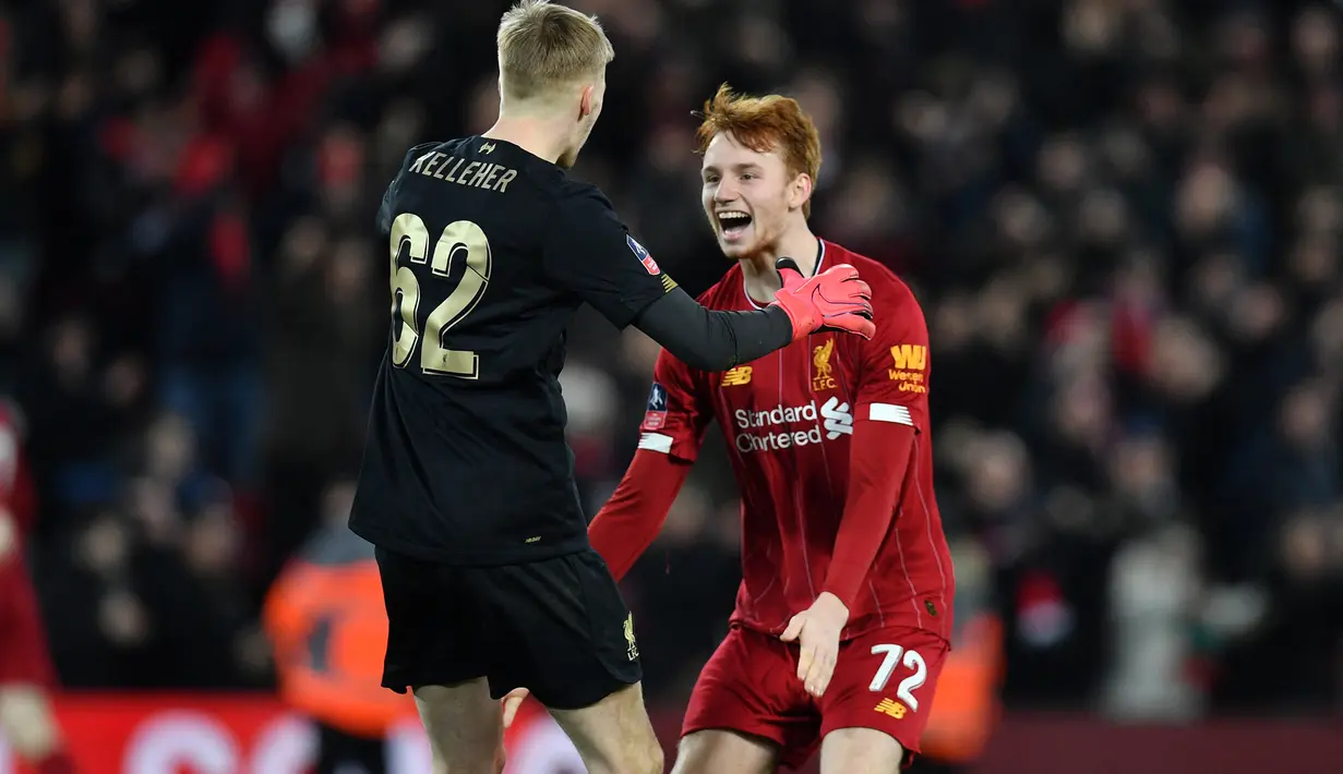 Sepp van den Berg. Bek tengah Belanda berusia 21 tahun yang sejak awal musim 2022/2023 dipinjamkan Liverpool ke Schalke ini didatangkan The Reds pada awal musim 2019/2020 dari salah satu klub Eredivisie, PEC Zwolle dengan mahar 1,9 juta euro. Bersama Liverpool ia sama sekali belum pernah bermain di Liga Inggris. Catatan 4 penampilannya bersama The Reds hanya terjadi di Piala FA dan Piala Liga. (AFP/Paul Ellis)