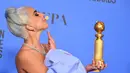 Lady Gaga berpose dengan piala penghargaan Golden Globes 2019 di The Beverly Hilton, Beverly Hills, California, Minggu (6/1). Lady Gaga menyabet piala penghargaan Golden Globes 2019 kategori lagu orisinal terbaik. (Photo by Jordan Strauss/Invision/AP)