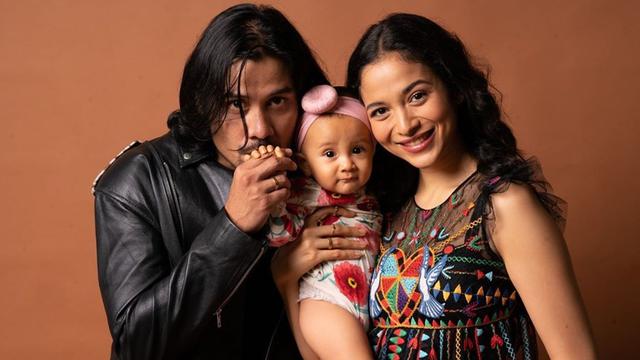 Enggak Menyangka, 6 Seleb Ini Menikah dengan Fans Sendiri