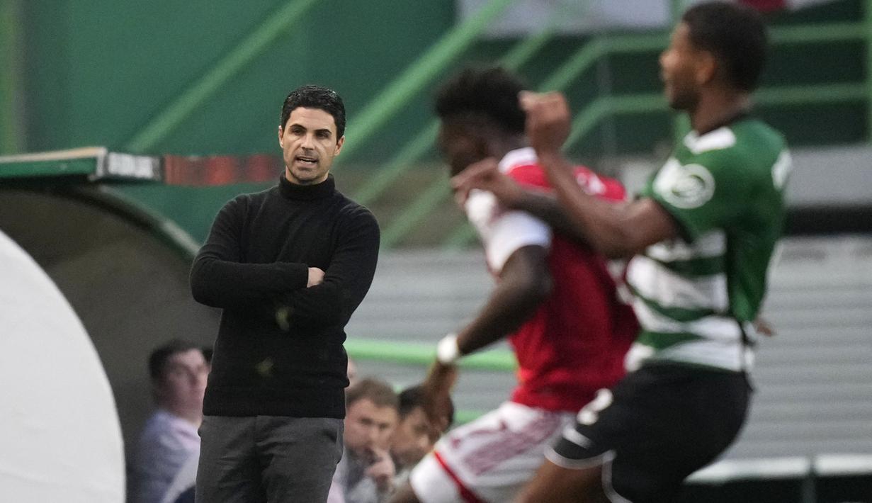 Pelatih Arsenal, Mikel Arteta memberikan instruksi kepada pemainnya saat laga leg pertama Liga Europa 2022/2023 melawan Sporting CP di Jose Alvalade Stadium, Lisbon, Jumat (10/03/2023) dini hari WIB. Laga berakhir dengan skor imbang 2-2. (AP Photo/Armando Franca)