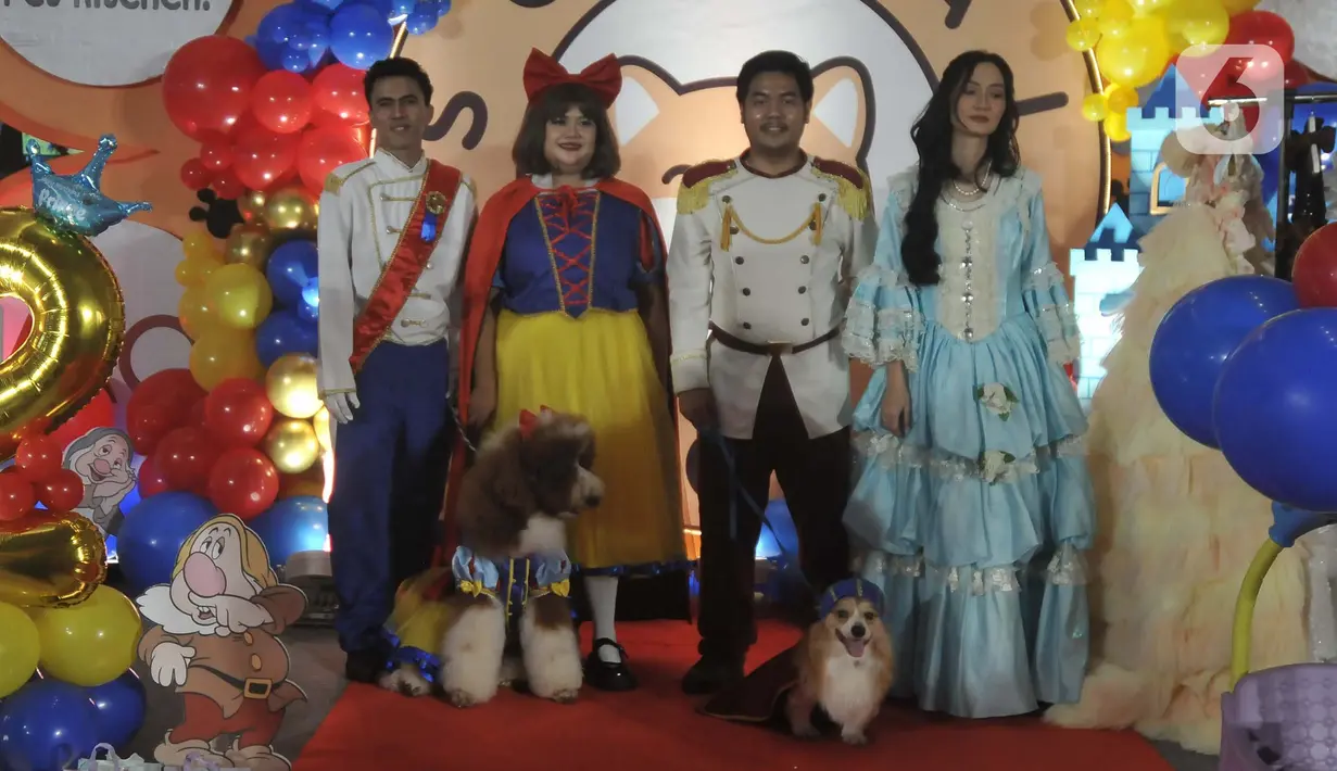 Anjing Jesslyn (kiri) dan Rocky (kanan) mengenakan kostum ala karakter Disney saat pesta perayaan ulang tahun mereka di sebuah mal di Jakarta, Jumat (10/5/2024). (merdeka.com/Imam Buhori)