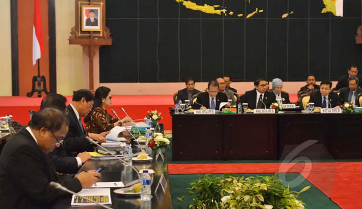 Rapat antara DPR dengan empat Menteri Koordinator tersebut membahas tentang APBNP 2015,  Jakarta, Selasa (3/1). (Liputan6.com/Andrian M Tunay)