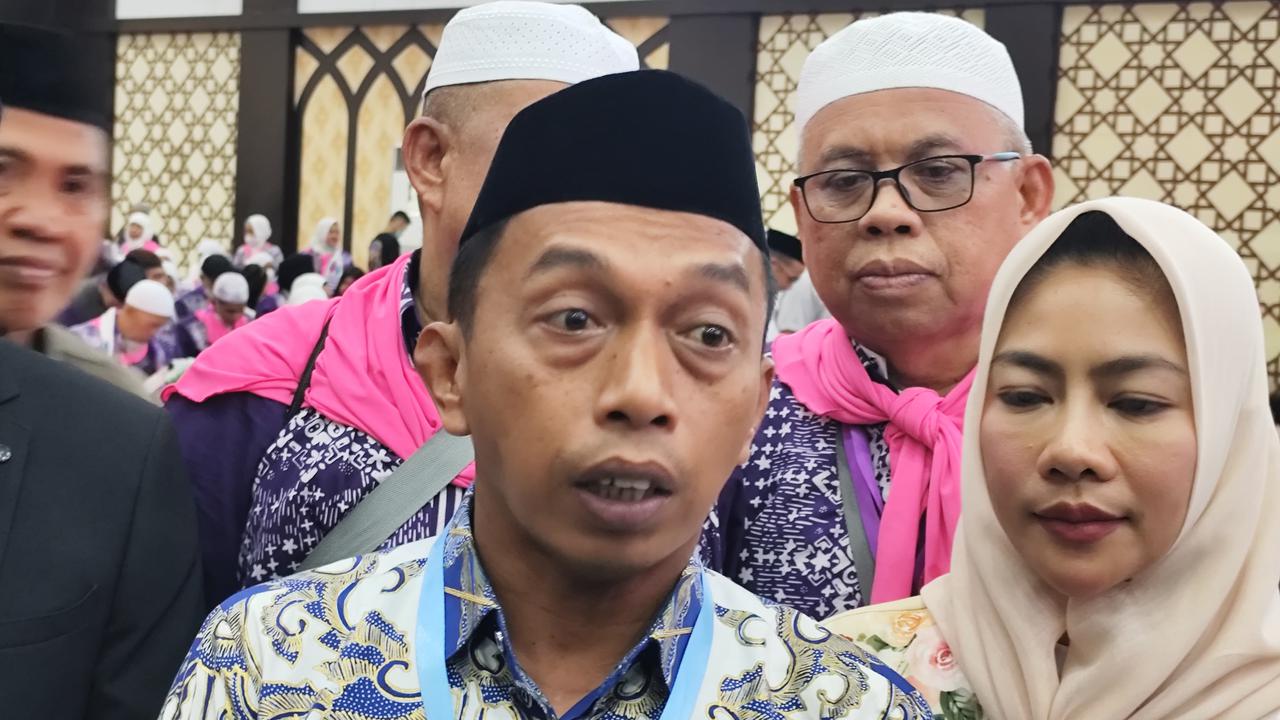 Momen Jemaah Haji Kloter 7 Embarkasi Makassar Tiba di Tanah Air, Tampil Glamor dengan Gelang dan Cincin Melingkar di Tangan