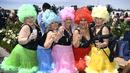 Sejumlah wanita mengenakan kostum unik sebelum pertandingan pacuan kuda Piala Melbourne di Melbourne (5/11/2019). Para wanita tampil cantik dan modis dengan hiasan kepala yang mereka gunakan selama menyaksikan balap kuda di Melbourne Cup.  (AFP Photo/William West)