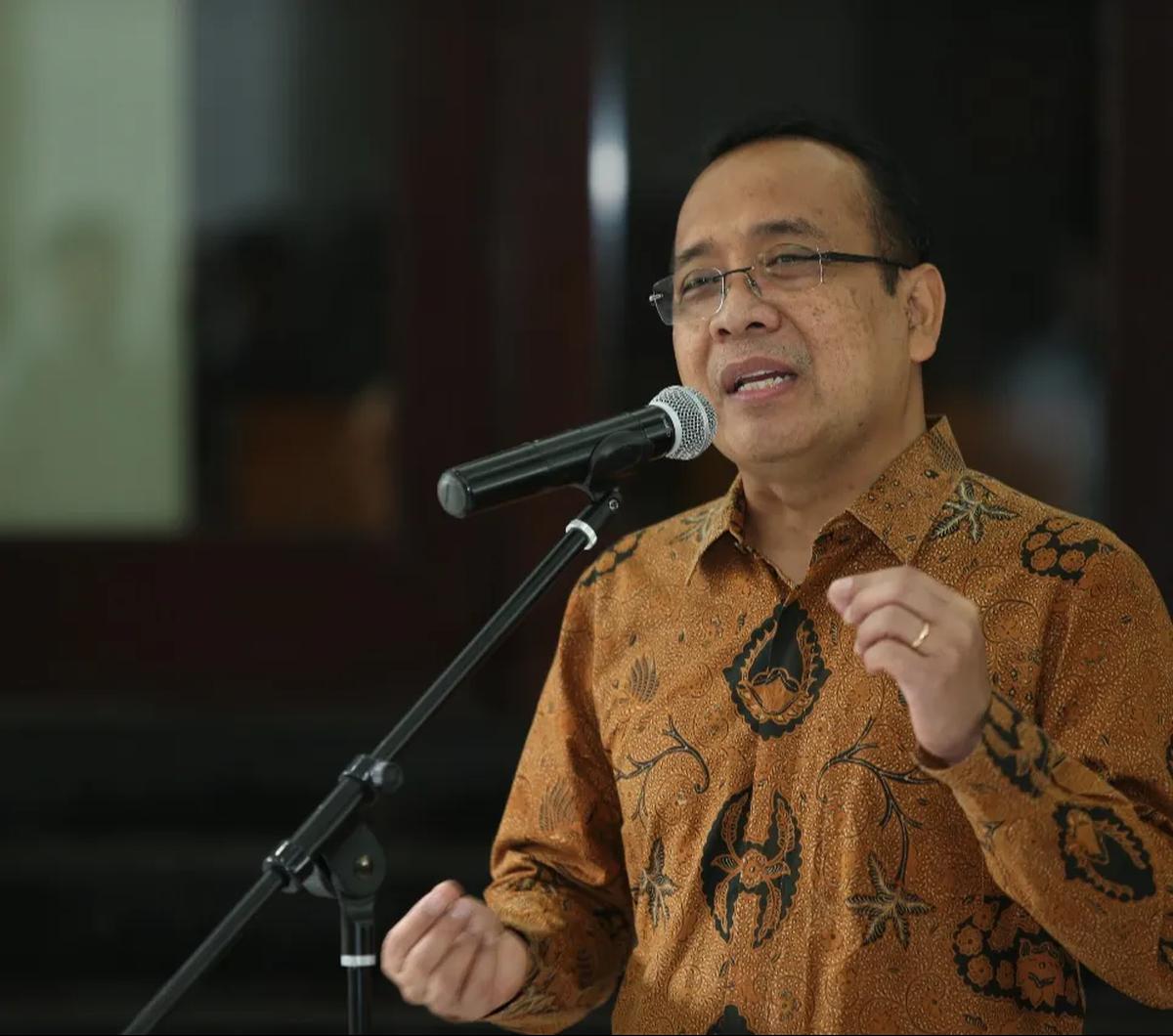 Pratikno memastikan salinan surat berisi daftar menteri yang direshuffle itu hoaks. Praktikno menegaskan, belum ada rencana reshuffle dalam waktu dekat. Kabar tersebut menjadi bukti hoaks perlu diwaspadai.