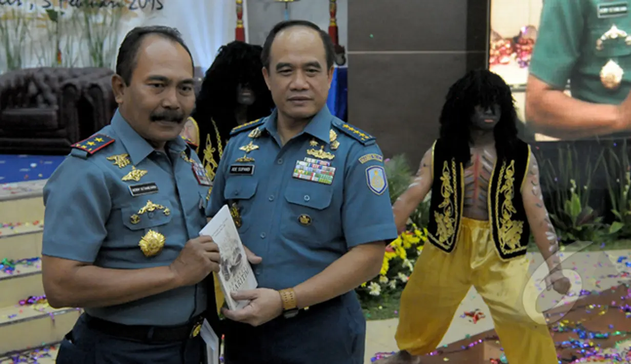 Komandan Seskoal Laksamana Muda TNI, Herry Setianegara (kiri) berpose bersama KSAL Laksamana Ade Supandi saat peluncuran buku "Strategi Maritim pada Perang Laut Nusantara dan Poros Maritim Dunia", Jakarta, Kamis (5/2/2015). (Liputan6.com/Andrian M Tunay)