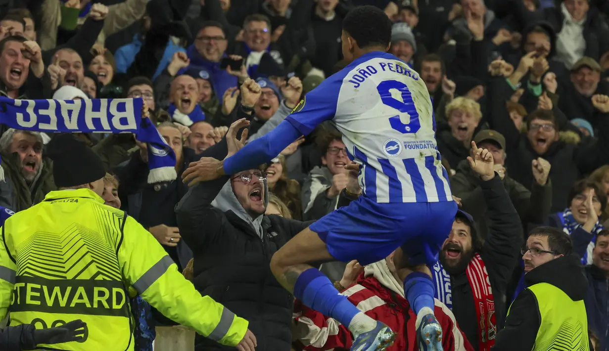 Pemain Brighton, Joao Pedro (9), menghampiri tribun penonton untuk merayakan golnya ke gawang Marseille dalam laga pamungkas fase Grup B Europa League 2023/2024 yang berlangsung di American Express Community Stadium, Jumat (15/12/2023). (AP Photo/Ian Walton)