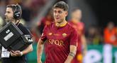 Pemain AS Roma Paulo Dybala pada akhir pertandingan sepak bola final Liga Europa antara Sevilla dan AS Roma di Puskas Arena, Budapest, Hungaria, Rabu (31/5/2023). Sevilla mengalahkan AS Roma 4-1 dalam adu penalti setelah pertandingan berakhir imbang 1-1. (AP Photo/Petr David Josek)
