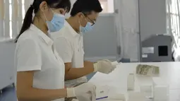 Sejumlah pekerja mengemas alat uji COVID-19 di pabrik alat uji COVID-19 milik BGI Ethiopia di kawasan industri Bole Lemi di pinggiran Addis Ababa, ibu kota Ethiopia, pada 22 September 2020. Jumlah kasus COVID-19 yang dikonfirmasi di Ethiopia telah melampaui 70 ribu orang. (Xinhua/Wang Shoubao)