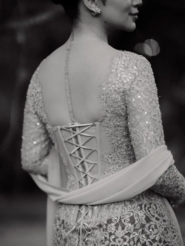 Pesona Ariel Tatum di Royal Wedding Mangkunegaran, Berbalut Kebaya Rangkai Mawar