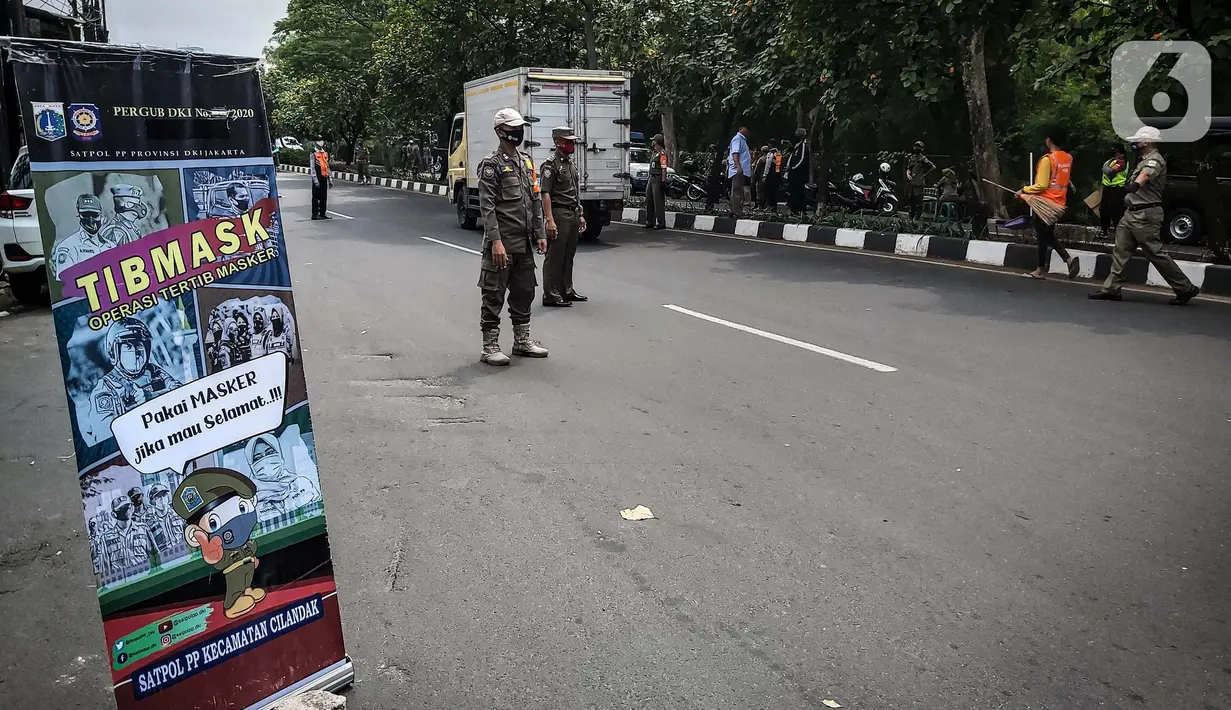 Petugas gabungan Satpol PP, TNI, Polri melakukan razia masker di kawasan Karang Tengah Raya, Lebak Bulus, Jakarta, Senin (14/9/2020). Penertiban terkait pelaksanaan PSBB Jakarta kembali dan memutus rantai penyebaran COVID 19. (Liputan6.com/Faizal Fanani)