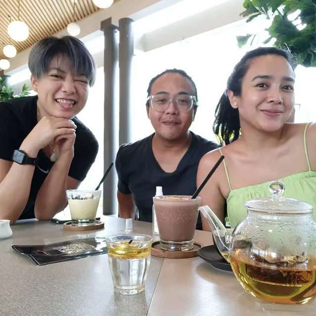 Sambut Kelahiran Anak Sahabatnya, Ini 6 Potret Leony Bareng Dea Ananda Selama Hamil