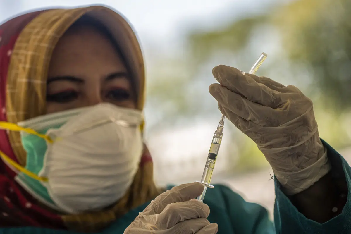 FOTO: Klinik Vaksinasi COVID-19 Massal Darurat di Surabaya