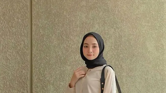 Tampil menawan dengan kombinasi sweater dan rok. (pinterst)
