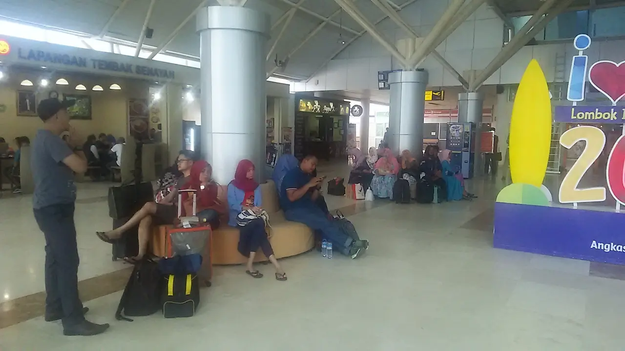 Penumpang di Bandara Internasional Lombok menunggu penerbangan yang dibatalkan akibat erupsi Gunung Agung.