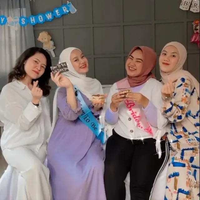 6 Momen Baby Shower Dinda Hauw, Dapat Kejutan dari Sahabat