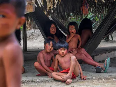 Aktivitas anggota suku Waiapi di desa Manilha di negara bagian Amapa, Brasil (14/10). Dalam beberapa bulan terakhir penduduk suku Waiapi banyak meninggal akibat terkena serangan penyakit. (AFP Photo/Apu Gomes)