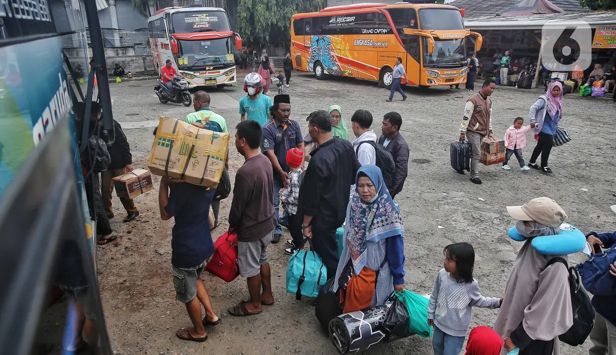 Ramainya calon pemudik membuat harga tiket bus yang berangkat dari Terminal Bayangan Pondok Pinang, Jakarta mengalami kenaikan hingga 80 persen. (Liputan6.com/Angga Yuniar)