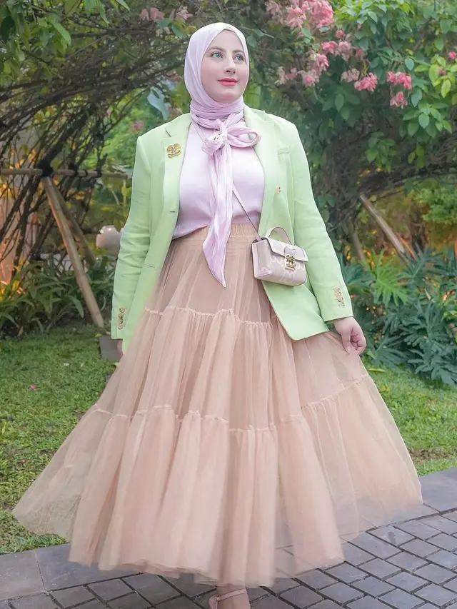 8 Potret Gaya Tasyi Athasyia yang Gemar Pakai Outfit Cerah dan Tas Mewah