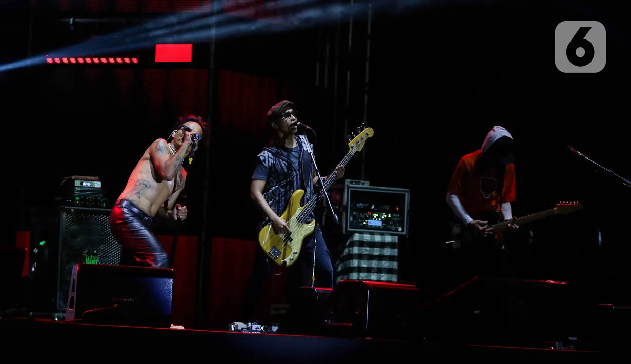 Aksi grup band Slank pada gelaran musik The 90's Festival di Gambir Expo Kemayoran, Jakarta Pusat, Sabtu (10/8/2024). (Liputan6.com/Herman Zakharia)