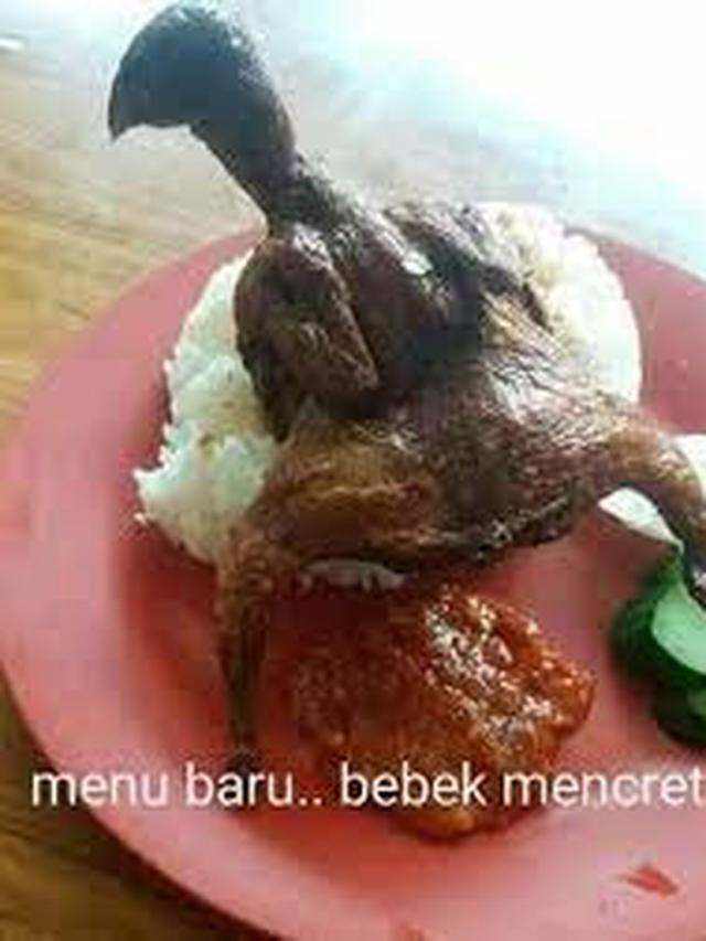 6 Potret Makan Bebek Ini Anti-Mainstream, Kelewat Nyeleneh