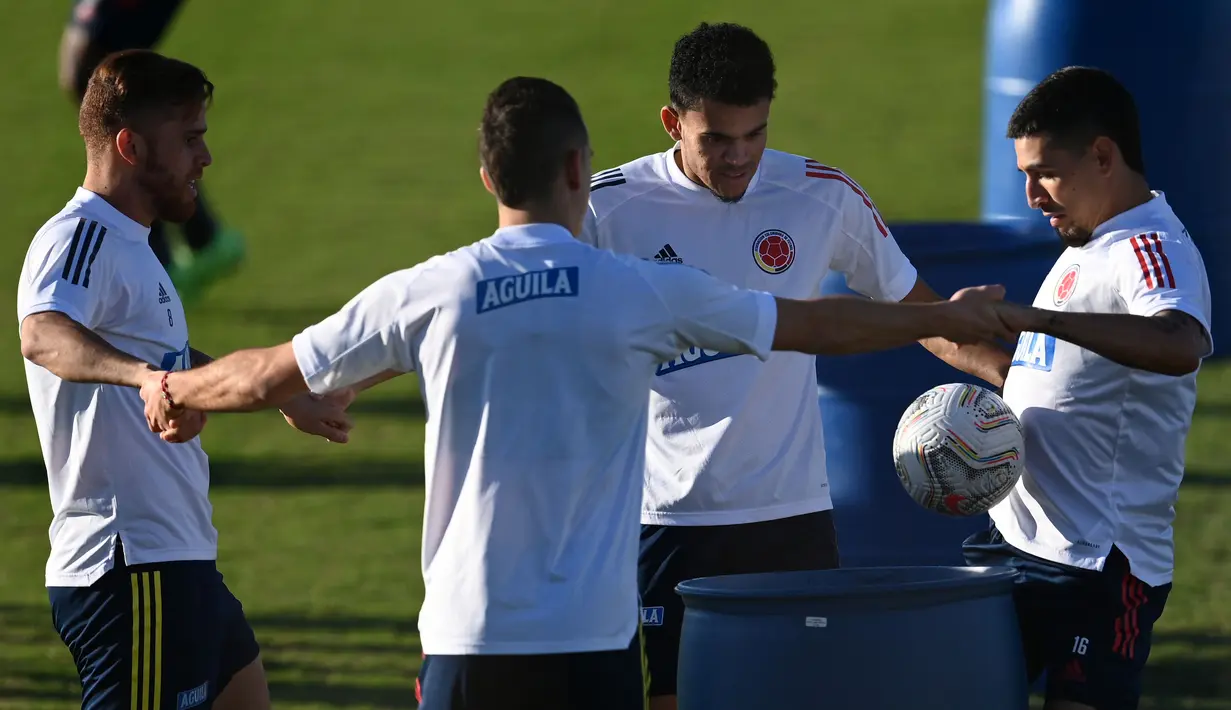Para pemain timnas Kolombia mengontrol bola sebelum sesi latihan jelang perebutan juara ketiga Copa America 2021 melawan Peru, di Brasilia, Brasil, Kamis (8/7/2021). Laga Kolombia vs Peru akan digelar di Stadion Nasional, Sabtu, 10 Juli pada pukul 07.00 WIB. (EVARISTO SA/AFP)
