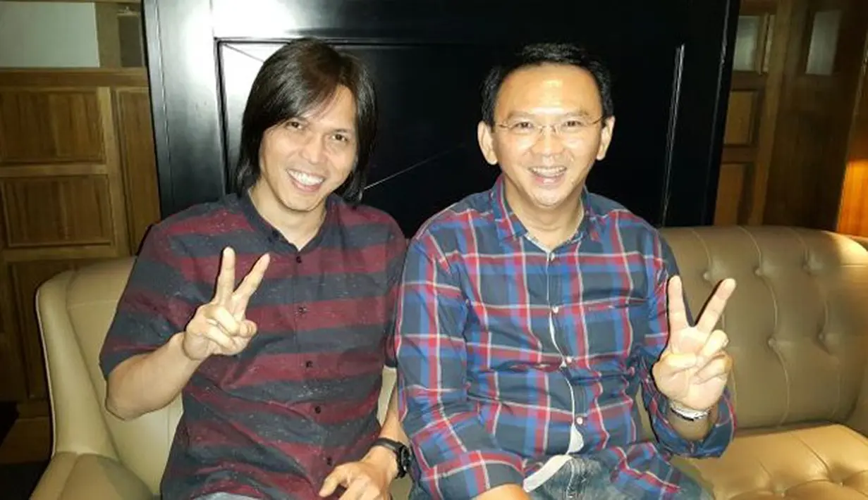 Dengan mengunggah foto bersama Ahok, mantan vokalis grup band Dewa 19 itu juga menyatakan dukungannya.  "Anda boleh pilih yang lain. Saya tetap percaya pada orang ini, untuk Jakarta yang lebih baik," tulis Once melalui twitter.(Twitter)