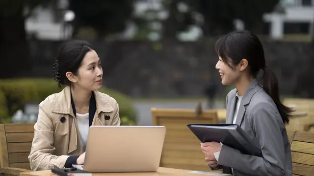 Ilustrasi mengobrol dengan teman