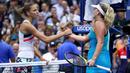 Karolina Pliskova memberikan ucapan selamat kepada CoCo Vandeweghe usai laga perempat final tunggal putri AS terbuka 2017 di USTA Billie Jean King National Tennis Center, (6/9/2017). Karolina kalah 6-7, 3-6. (Clive Brunskill/Getty Images/AFP)