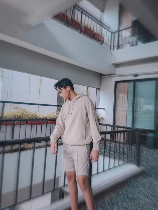 Njan yang baru terjun di dunia entertainment ternyata cukup mempunyai selera yang bagus dalam fashion. Hal ini terlihat dari foto fotonya beberapa tahun lalu yang diunggah dan menunjukkan style serta pose berfoto bak seorang supermodel. (Instagram/rizwanfadilah.a.s)