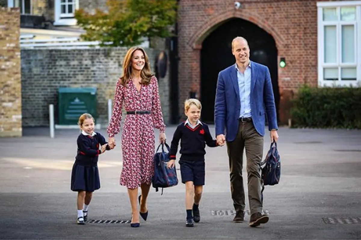 Gaya Royal Kate Middleton Mengantar Anak Sekolah dengan Gaun Floral