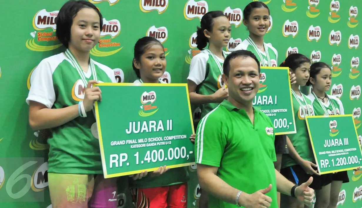 Legenda Bulutangkis Indonesia, Rexy Mainaky berpose dengan juara ganda putri MILO School Competition 2015, Jakarta, Sabtu (28/11/2015). (Liputan6.com/Yoppy Renato)