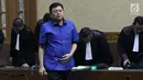 Terdakwa perintangan proses penyidikan KPK, Lucas saat menjalani sidang putusan di Pengadilan Tipikor, Jakarta, Rabu (20/3). Majelis Hakim menyebut Lucas terbukti bersalah merintangi penyidikan KPK atas kasus Eddy Sindoro.(Liputan6.com/Helmi Fithriansyah)