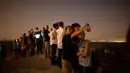 Menurut mereka, kegiatan menonton bareng ini sangat menyenangkan. Bagi mereka, militer Israel tengah menciptakan perdamaian bagi Israel (AFP Photo/MENAHEM KAHANA)