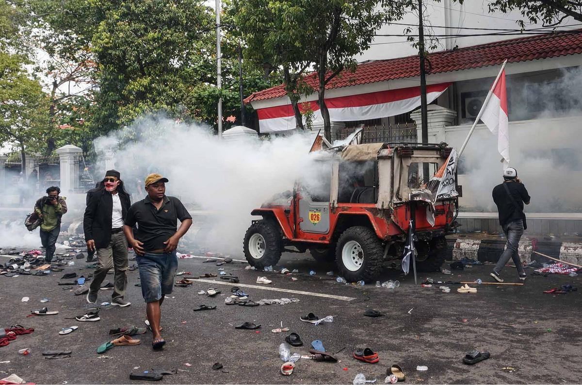 FOTO: Pati Bergejolak, 100 Ribu Massa Turun ke Jalan