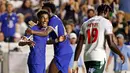 Pemain Chelsea Ian Maatson (kiri) merayakan golnya dengan Nicolas Jackson (tengah) sementara pemain Wrexham Jacob Mendy (19) berjalan melewati mereka pada pertandingan sepak bola persahabatan klub di Chapel Hill, North Carolina, Amerika Serikat, 19 Juli 2023. The Blues menang 5-0. (AP Photo/Karl B DeBlaker)