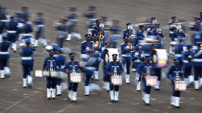 Band militer India tampil selama upacara Beating Retreat di Raisina Hills, pusat kekuasaan pemerintah, New Delhi, India, Jumat (29/1/2021). Upacara tersebut menandai akhir dari perayaan Hari Republik tahunan. (AP Photo/Manish Swarup)