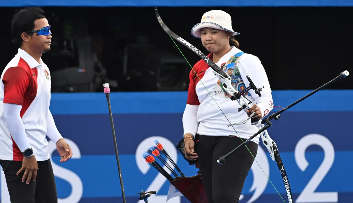<p>Atlet panahan putri Indonesia, Rezza Octavia berbincang dengan sang pelatih, Denny, saat menghadapi wakil Korea Selatan, Lim Si-hyeon pada babak 32 besar nomor individual putri cabor panahan Olimpiade Paris 2024 di Les Invalides Arena, Paris, Kamis (1/8/2024). (Dok. NOC Indonesia/Antara/Wahyu Putro A)</p>