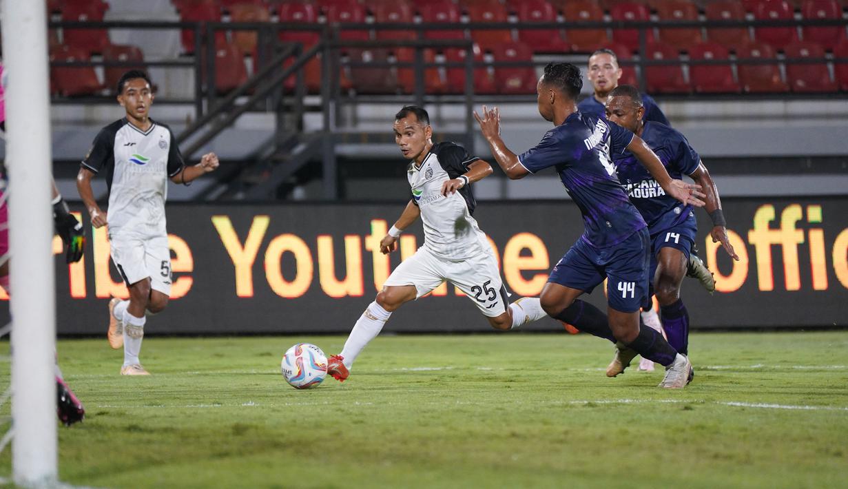 <p>Gelandang Persija Jakarta, Riko Simanjuntak (tengah) menguasai bola di depan gawang Madura United pada laga Grup B Piala Presiden 2024 di Stadion Kapten I Wayan Dipta, Gianyar, Bali, Minggu (21/7/2024). (Dok. Persija)</p>