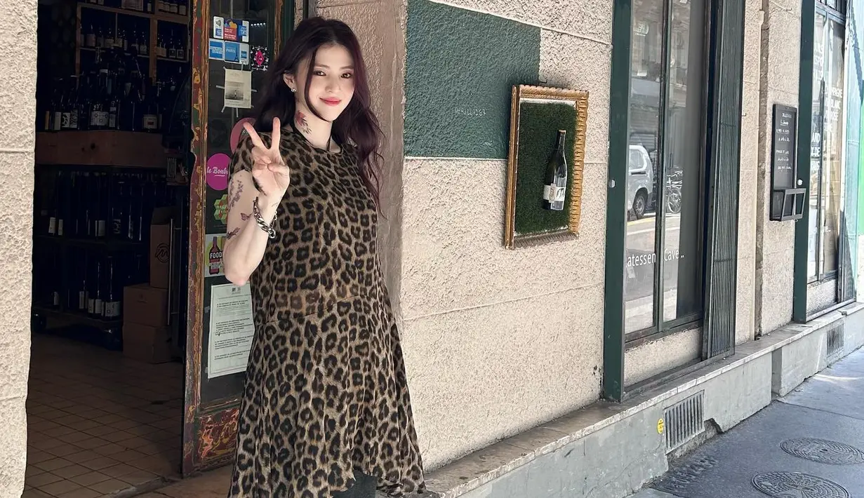 <p>Di media sosial, akun Twitter @HanSoHeeTH mengungkapkan bahwa itu sebenarnya adalah tato stiker yang mereka kirimkan kepada aktris tersebut. Mereka juga menyematkan beberapa bukti foto. (Foto: Instagram/ xeesoxee)</p>