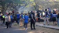 Bentrokan antara polisi dan suporter di luar Stadion Sultan Agung, Bantul, Kamis (26/7/2018), saat laga PSIM vs PSS. (Bola.com/Ronald Seger Prabowo)