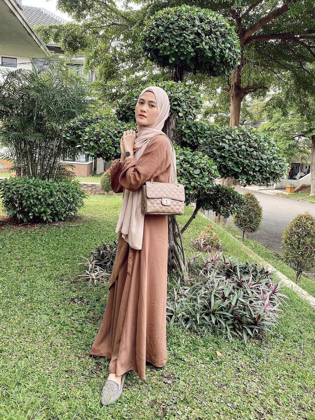 Alvin Faiz Lepas Status Duda, Ini 6 Potret Henny Rahman Sosok Istri Barunya. (Sumber: Instagram/hennyyrahman)