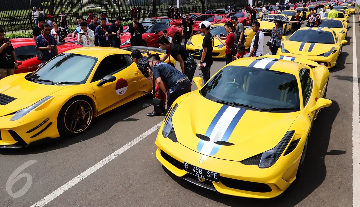 Pengunjung melihat mobil Ferrari dalam Ferrari Festival of Speed di BSD City, Tangerang Selatan, Minggu (23/4). Parade Festival of Speed ini merupakan perayaan puncak ulang tahun Ferrari ke-70 di Indonesia. (Liputan.com/Fery Pradolo)