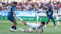 Insiden pemain Persita Tangerang, Ahmad Fahd Alchoir, saat menjatuhkan gelandang Persis Solo, Zanadin Fariz, yang menyebabkan penalti dalam duel di Stadion Manahan, Solo, Minggu (27/4/2025). (Bola.com/Radifa Arsa)