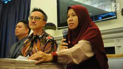 Keluarga korban tragedi pesawat Lion Air JT-610 Merdian Agustin (kanan) memberi keterangan saat konferensi pers di Jakarta, Senin (8/4). Tuntutan ini terus disuarakan lantaran Lion Air dianggap kerap berdalih lewat berbagai cara untuk menuntaskan tanggung jawabnya. (Liputan6.com/Angga Yuniar)