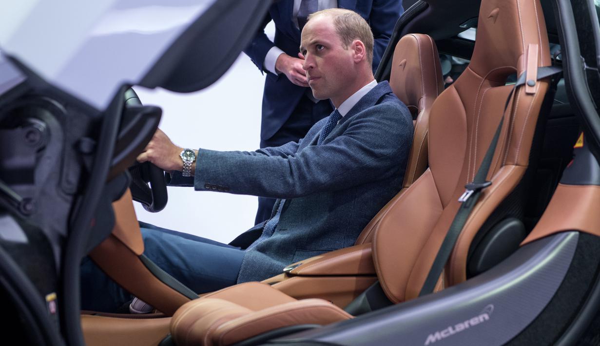 Pangeran William duduk di kursi pengemudi mobil McLaren 720S saat berkunjung ke McLaren Automotive Production Center di Woking (12/9). McLaren 720S ini adalah generasi kedua supercar dari pabrikan otomotif Inggris. (AFP Photo/Pool/Chris J Ratcliffe)